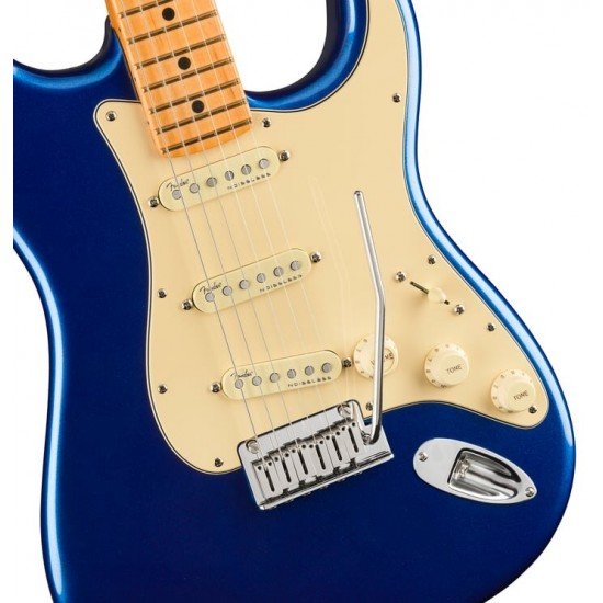 Fender  0118012795  American Ultra Stratocaster, Maple Fingerboard, Cobra Blue 